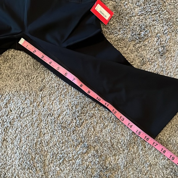 Spanx Booty Boost® Active Knee Leggings capri length - Picture 10 of 11